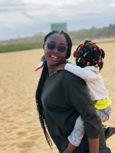 Article : Nelly Fatinde: une voix inspirante pour les jeunes mamans en quête de soutien
