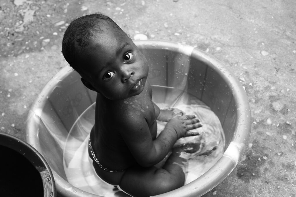 Bébé prenant son bain