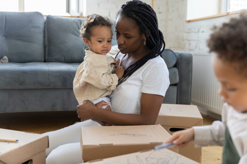 Mère portant son bébé dans ses bras